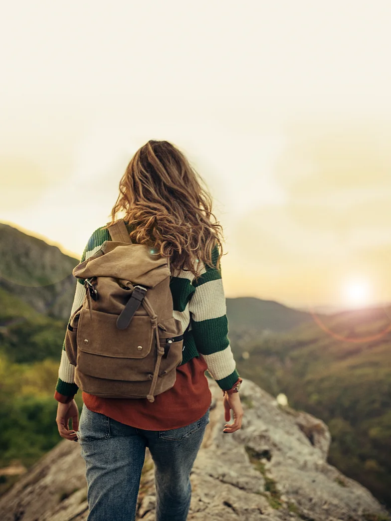 junge Frau auf dem Weg